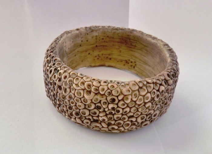 un gros bracelet. chaque boule est posée, une à une... un peu long. puis je creuse le centre avec un petit outil boule