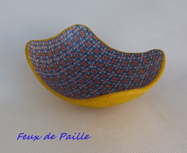 Vide poche kaléido bleu et ocre jaune.JPG Vide poche kaléido bleu et ocre jaune.JPG